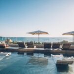 Pool mit Liegen und Meerblick